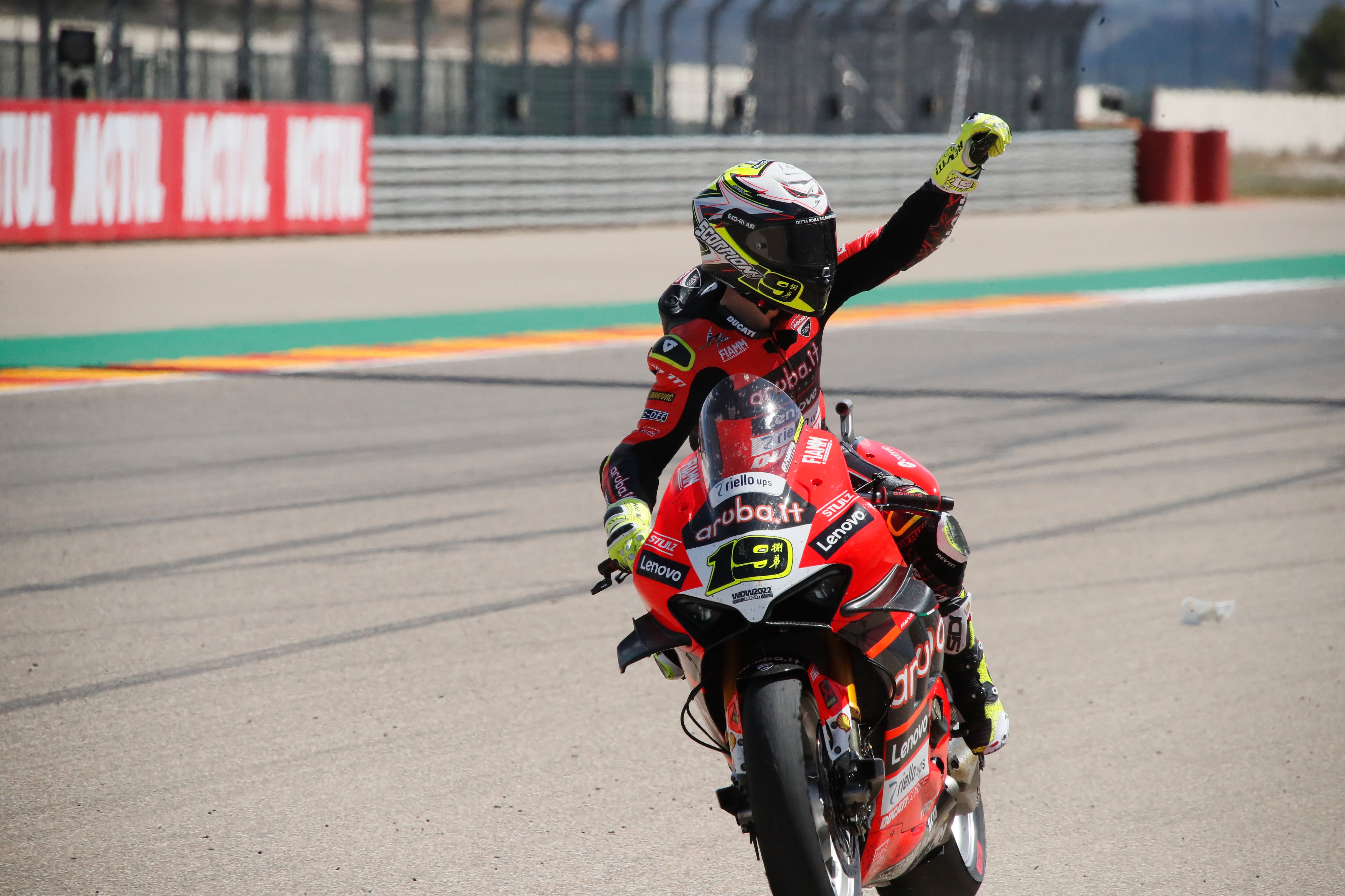 GRAF7446. ALCAÑIZ (TERUEL), 10/04/2022.- El piloto español Álvaro Bautista (19) del equipo Aruba Racing Ducati entra primero en la carrera 2 de Superbikes durante el Mundial de Superbikes 2022 que se celebra este domingo en el circuito turolense de Motorland Alcañiz. EFE/Javier Cebollada
