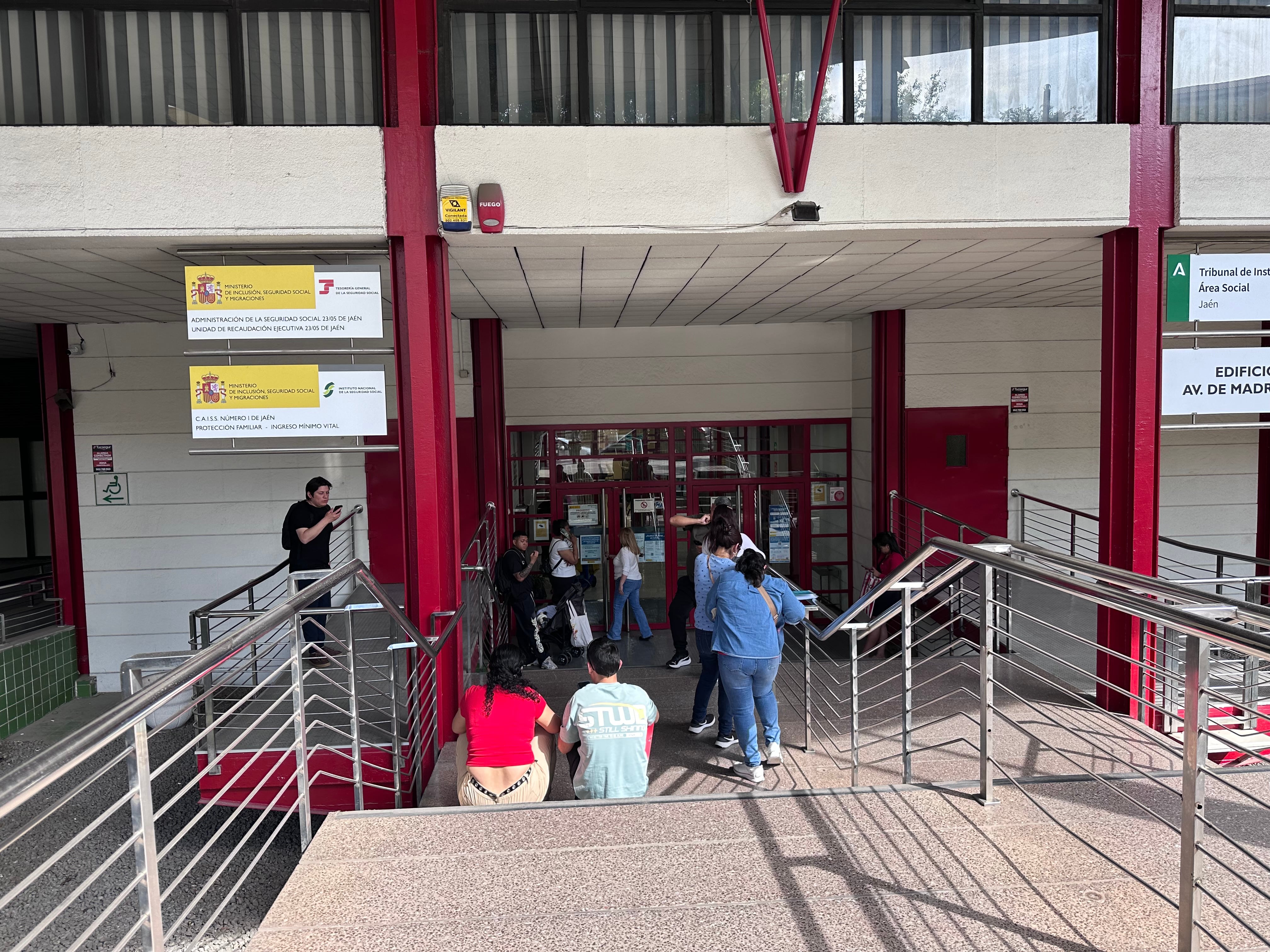 Migrantes esperan a las puertas de las oficinas de la Seguridad Social de Jaén para entregar la documentación que les permita regularizar su situación en el país.
