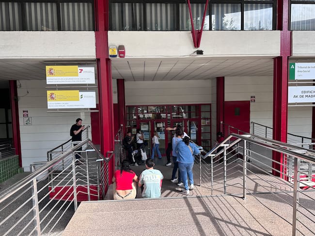 Migrantes esperan a las puertas de las oficinas de la Seguridad Social de Jaén para entregar la documentación que les permita regularizar su situación en el país.