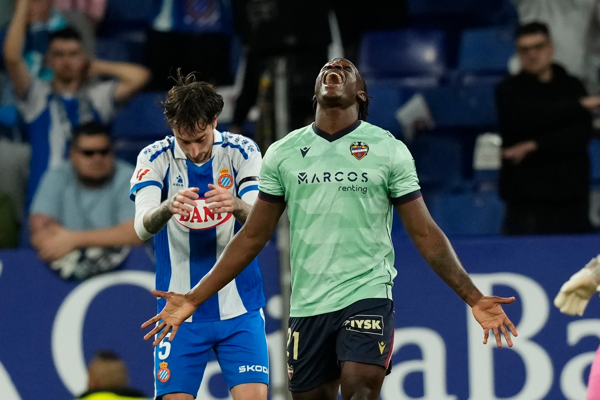 CORNELLÁ (BARCELONA), 27/04/2026.- El delantero camerunés del Levante Etta Eyong se lamenta durante el partido de la jornada 32 de LaLiga que RCD Espanyol y Levante UD disputan este lunes en el RCDE Stadium. EFE/ Enric Fontcuberta