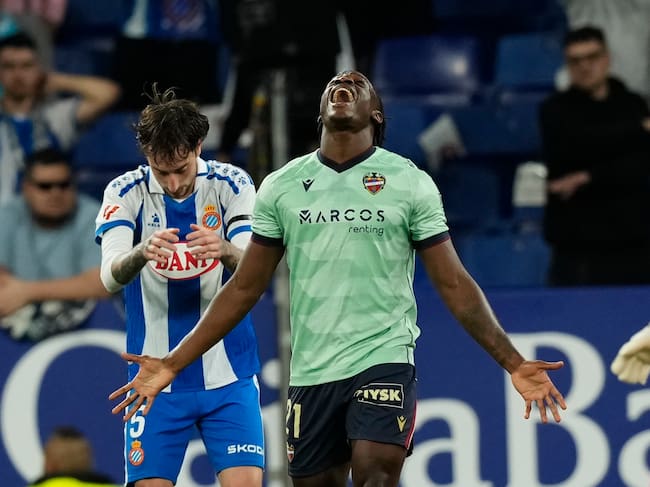 CORNELLÁ (BARCELONA), 27/04/2026.- El delantero camerunés del Levante Etta Eyong se lamenta durante el partido de la jornada 32 de LaLiga que RCD Espanyol y Levante UD disputan este lunes en el RCDE Stadium. EFE/ Enric Fontcuberta