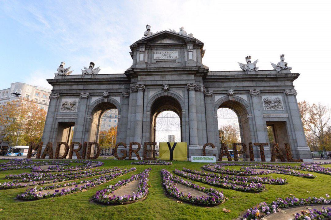 Letrero de Madrid Green Capital en la Puerta de Alcalá alterado por el grupo Greenpeace