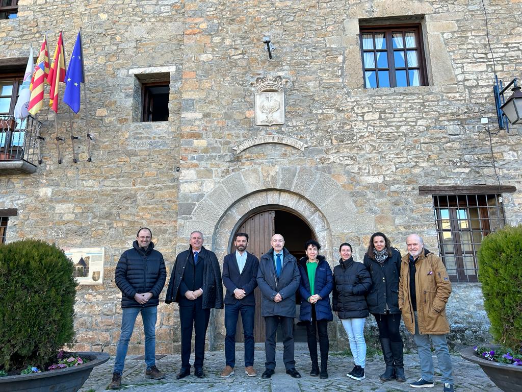 Visita de Fernando Beltrán a la sede comarcal de Sobrarbe