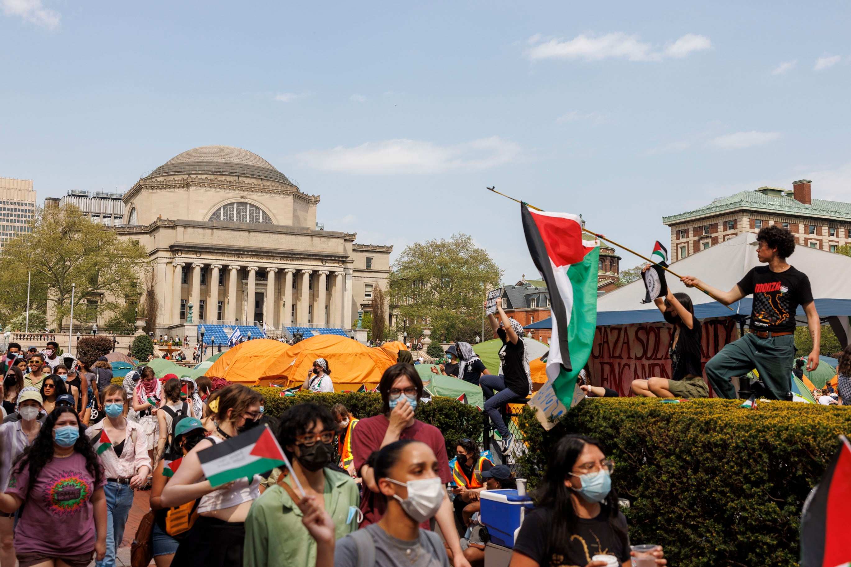 Estudiantes protestan en la universidad de Columbia. EFE/EPA/SARAH YENESEL