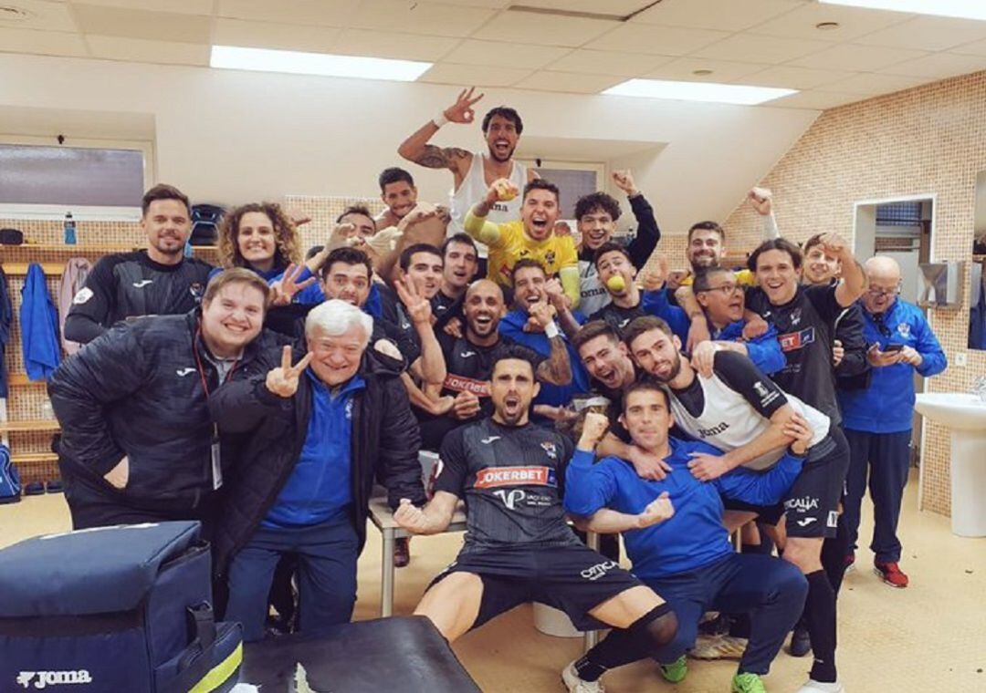 Los jugadores del Talavera celebran su triunfo en Murcia