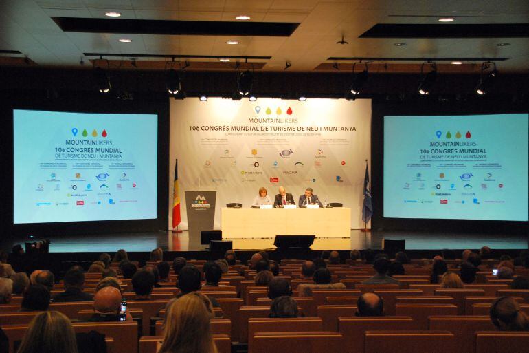 La cònsol major d'Escaldes-Engordany, Trini Marín, el cap de Govern, Toni Martí, i el secretari general de la UNWTO, Zurab Pololikashvili, inauguren el 10è Congrés Mundial de Turisme de Neu i de Muntanya.