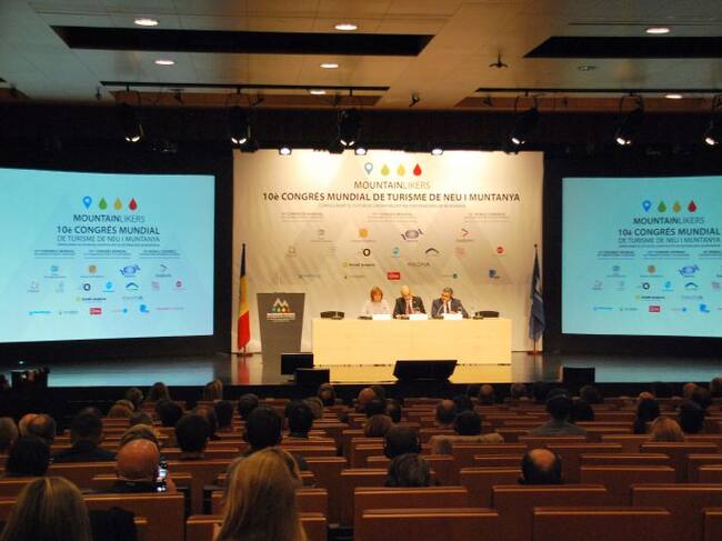 La cònsol major d'Escaldes-Engordany, Trini Marín, el cap de Govern, Toni Martí, i el secretari general de la UNWTO, Zurab Pololikashvili, inauguren el 10è Congrés Mundial de Turisme de Neu i de Muntanya.