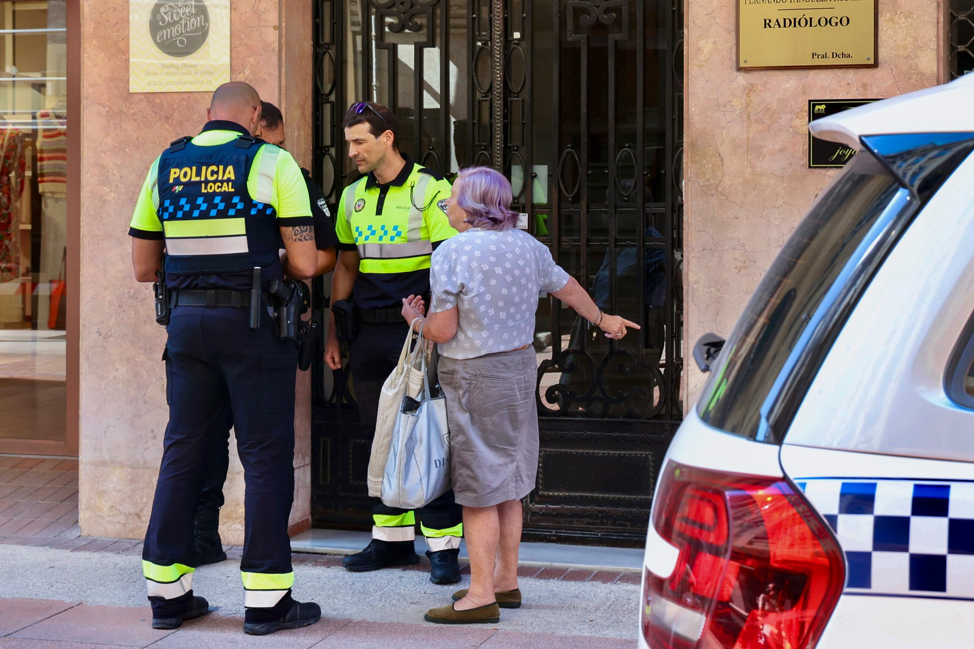 LOGROÑO (LA RIOJA), 26/07/2023.- Un portal de la calle Calvo Sotelo de Logroño (La Rioja) es desalojado este jueves, para prevenir cualquier incidencia en el derribo del edificio que se hundió el pasado martes en el centro de la ciudad y en el que a lo largo de este jueves se evaluarán por especialistas las condiciones de seguridad en las que están los restos antes de su retirada. EFE/ Raquel Manzanares