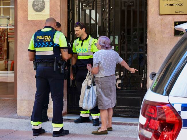 LOGROÑO (LA RIOJA), 26/07/2023.- Un portal de la calle Calvo Sotelo de Logroño (La Rioja) es desalojado este jueves, para prevenir cualquier incidencia en el derribo del edificio que se hundió el pasado martes en el centro de la ciudad y en el que a lo largo de este jueves se evaluarán por especialistas las condiciones de seguridad en las que están los restos antes de su retirada. EFE/ Raquel Manzanares