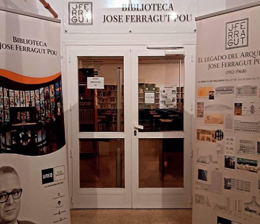 UNED ILLES BALEARS DESCUBRE LA PLACA DE LA BIBLIOTECA JOSÉ FERRAGUT POU Y RINDE HOMENAJE AL ARQUITECTO PALMESANO