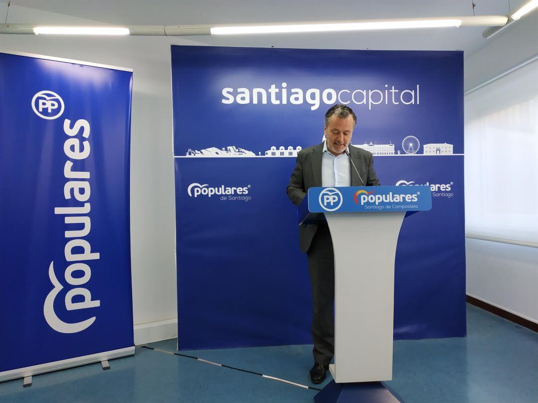 Agustín Hernández, en una rueda de prensa en la sede del PP de Santiago