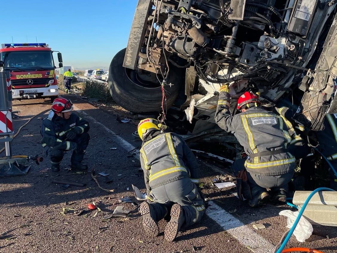 Accidente camión en la AP7 en Nules. El conductor ha fallecido