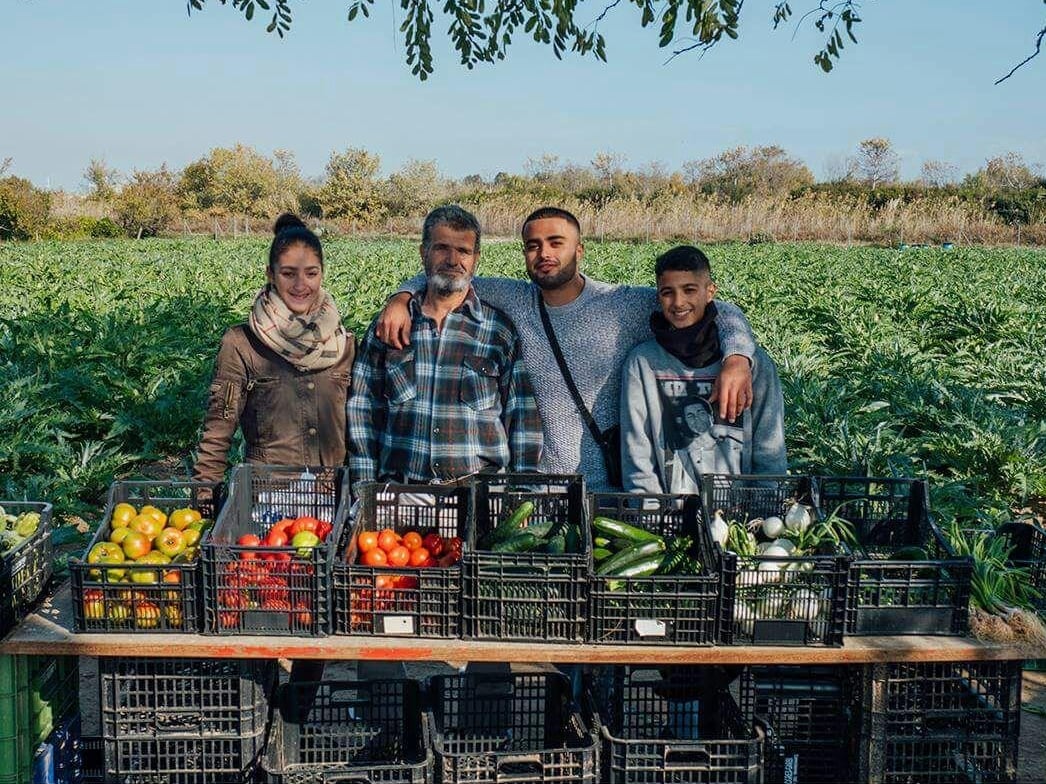 Moha Bousbiba (el segundo por la derecha), con su padre y sus hermanos.