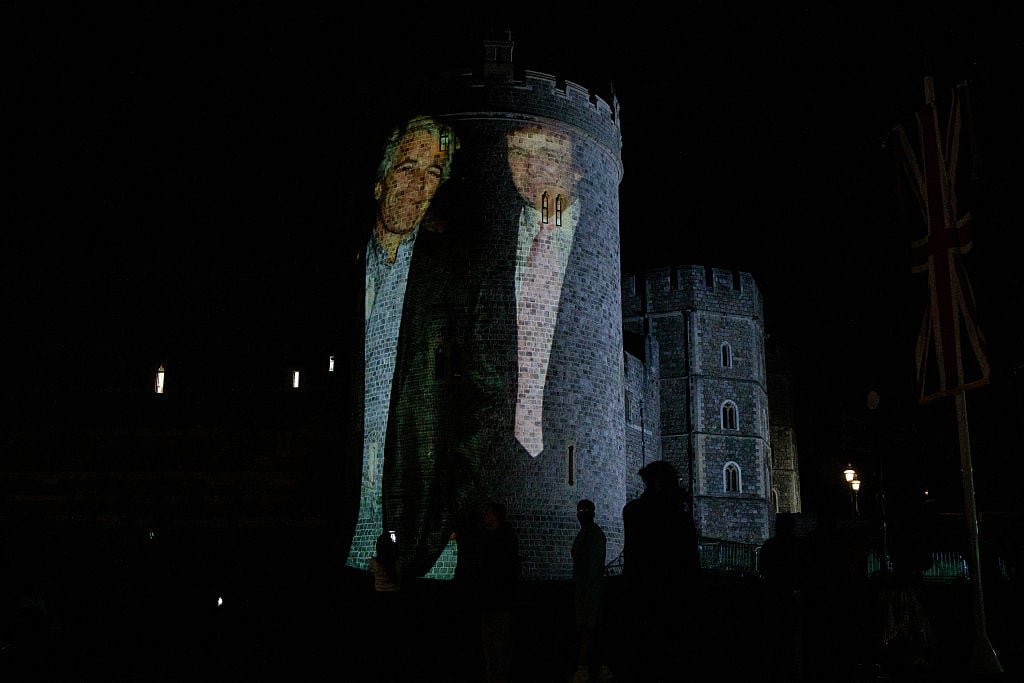 Proyección del grupo Led By Donkeys sobre el Castillo de Windsor que muestra una imagen de Jeffrey Epstein junto a Donald Trump.