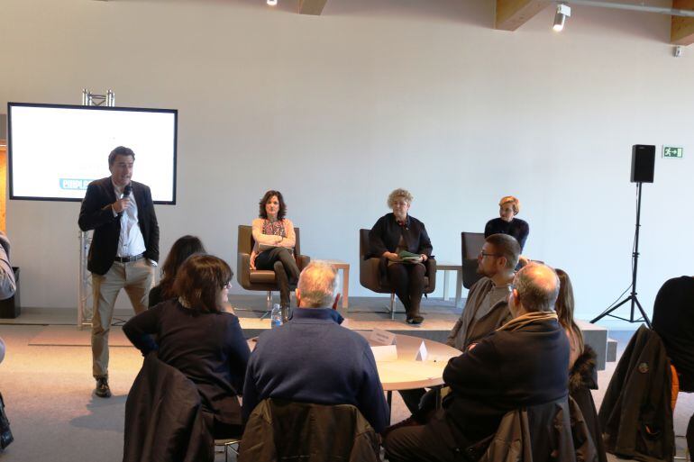 La consejera de Empleo y Políticas Sociales, Beatriz Artolazabal y la diputada Maite Peña en la presentación de la jornada de empleo de Agifes