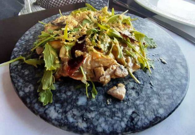 Mini pizza gourmet con rúcula, virutas de foie, setas y jamón de pato