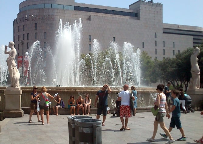 Els turistes es refresquen a les fonts de la Plaça de Catalunya