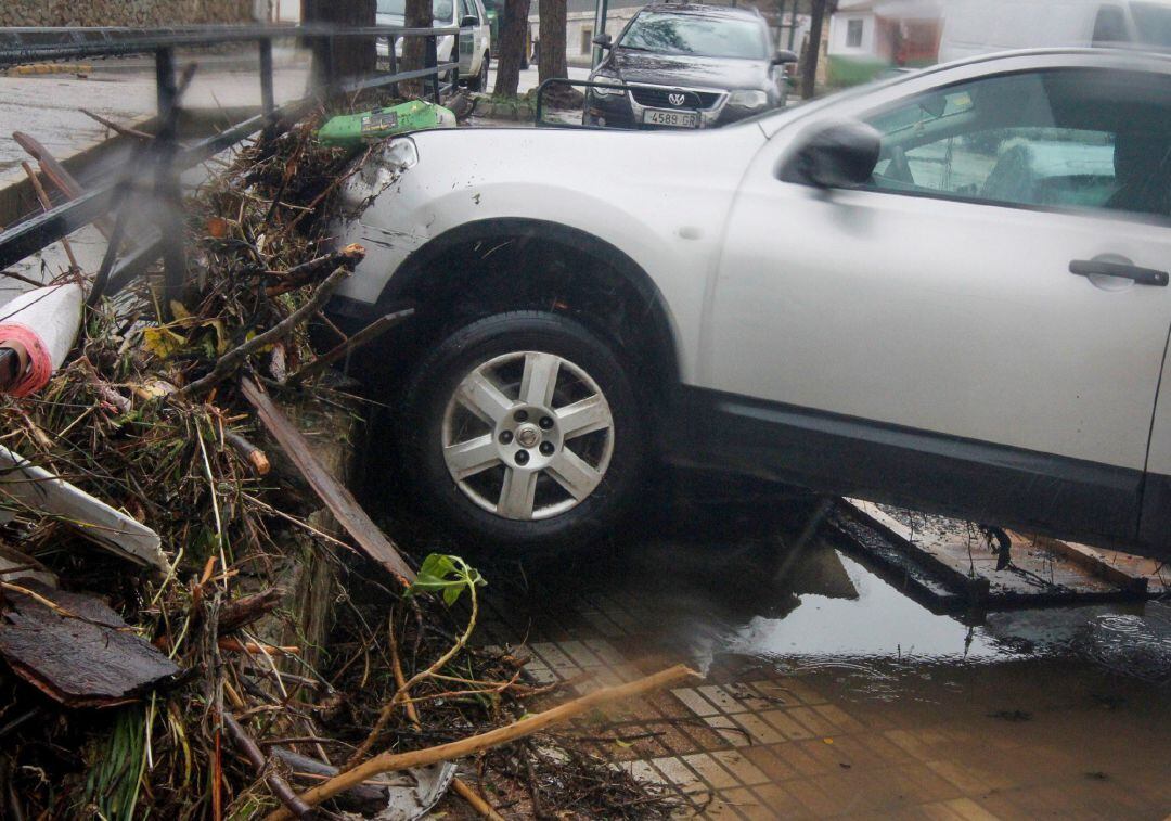 FOTOGALERÍA | Imagen de cómo ha quedado un coche de la localidad onubense de Nerva tras las intensas lluvias.