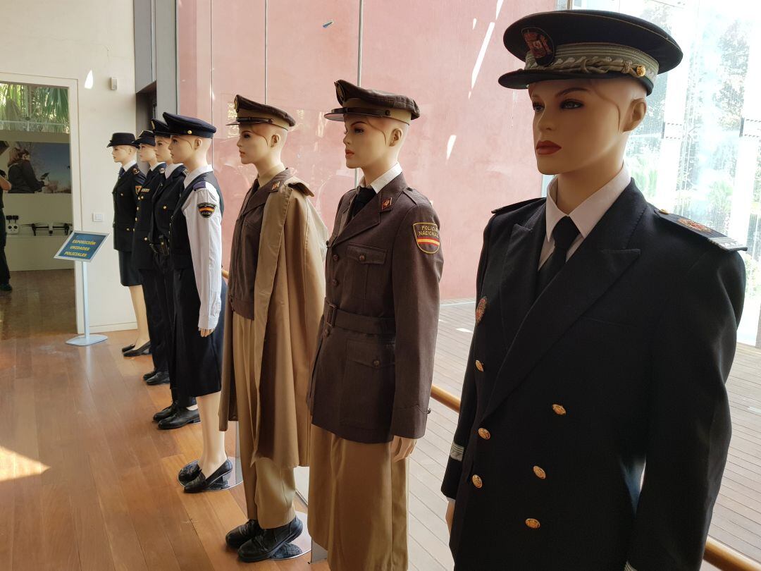 Los uniformes de la Policía Nacional expuestos en el puerto de Málaga