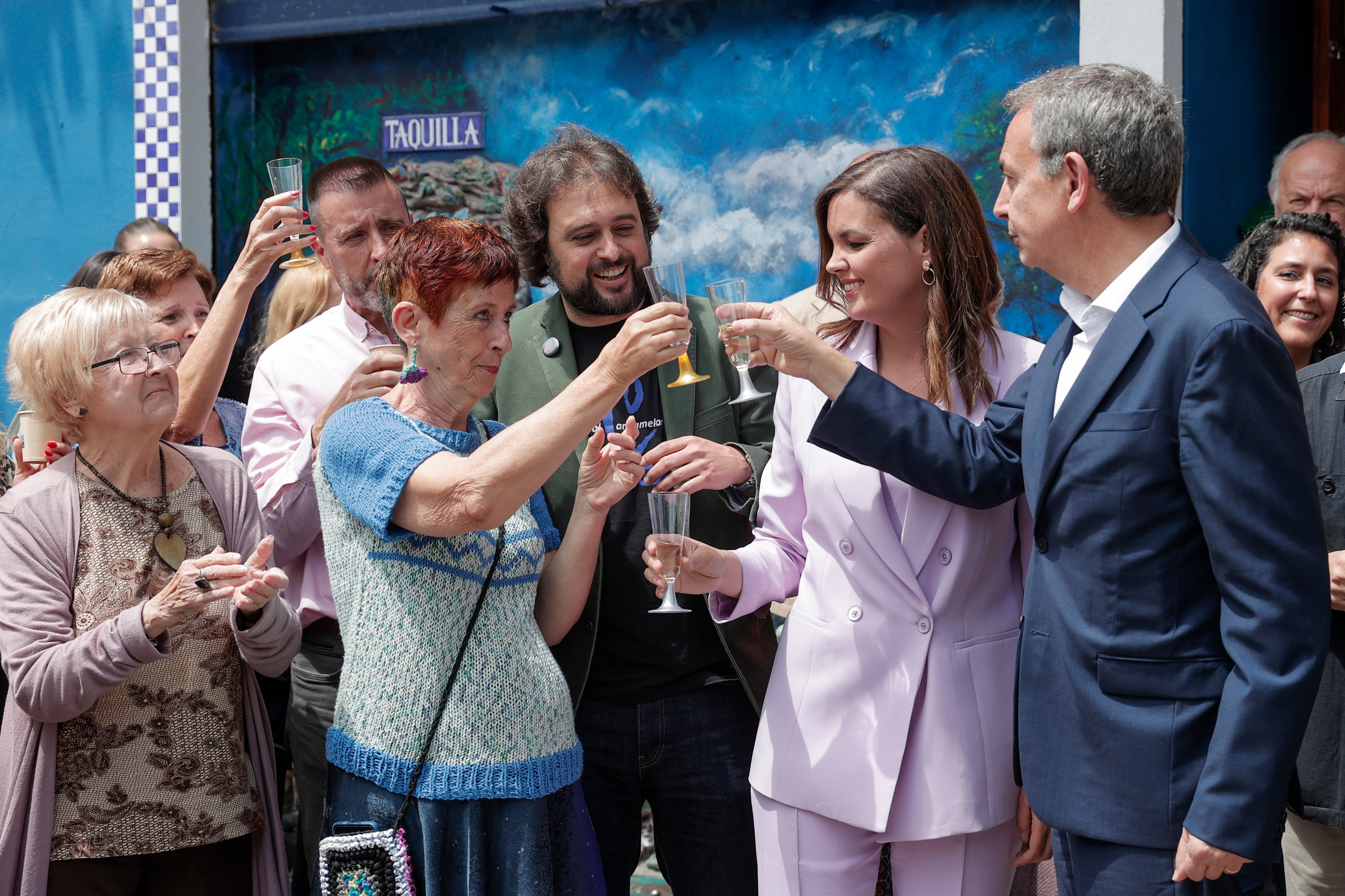 El expresidente del Gobierno, José Luis Rodríguez Zapatero, y la vicealcaldesa de València y candidata a la Alcaldía, Sandra Gómez, brindan momentos antes de reunirse con vecinos del barrio del Cabanyal-Canyamelar