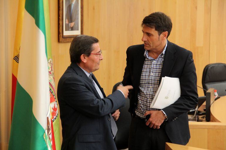 El presidente de la Diputación, José Entrena, junto al portavoz del equipo de Gobierno de la institución provincial, Pedro Fernández, durante el pleno extraordinario celebrado el jueves 19 de noviembre.