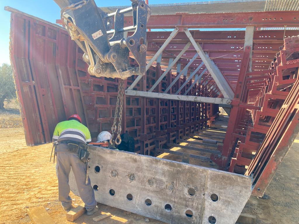 Construcción de una viga en el viaducto de Alhama de Murcia