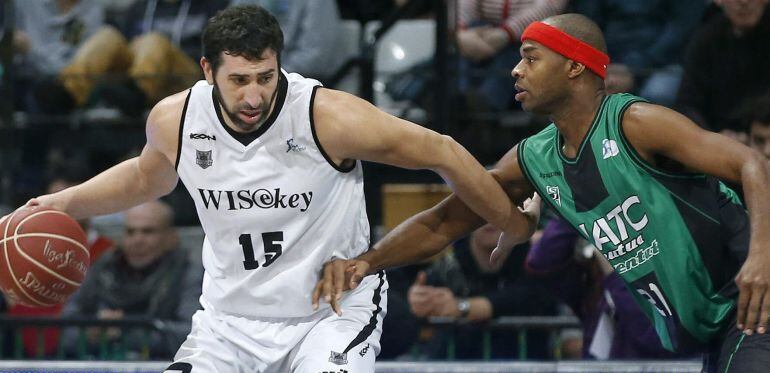 GRA88. BARCELONA, 21/12/2014.- El alero del Bilbao Basket Alex Mumbrú (i) y el alero francés del Fiatc Joventut de Badalona Tariq Kirksay (d), durante el partido de la duodécima jornada de Liga que disputan en el Palau Municipal de Deportes de Badalona (Barcelona). EFE/ Andreu Dalmau.