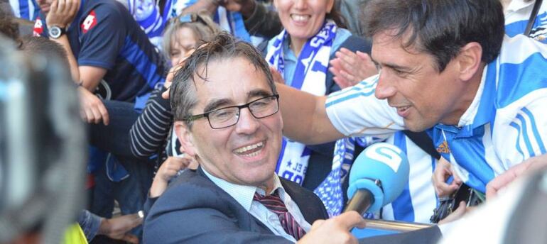 Fernando Vázquez celebra el último ascenso con el Deportivo de La Coruña