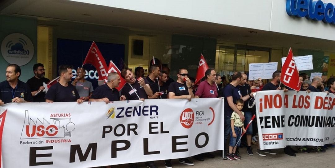 Concentración llevada a cabo por los trabajadores a las puertas de Telecable.