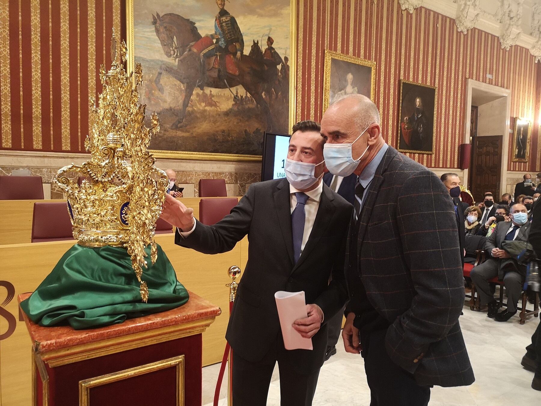 El alcalde de Sevilla, Antonio Muñoz, a la derecha, contempla la corona de la Virgen de Gracia y Esperanza