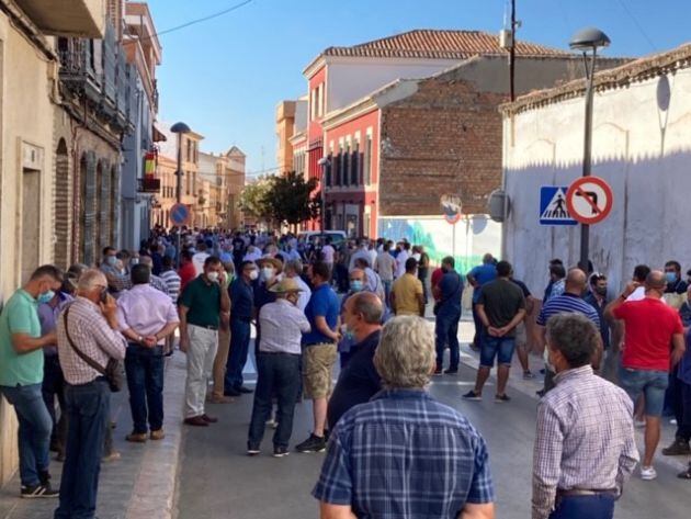 Los viticultores se concentran, a las puertas de la DO Valdepeñas, ante los bajos precios de la uva