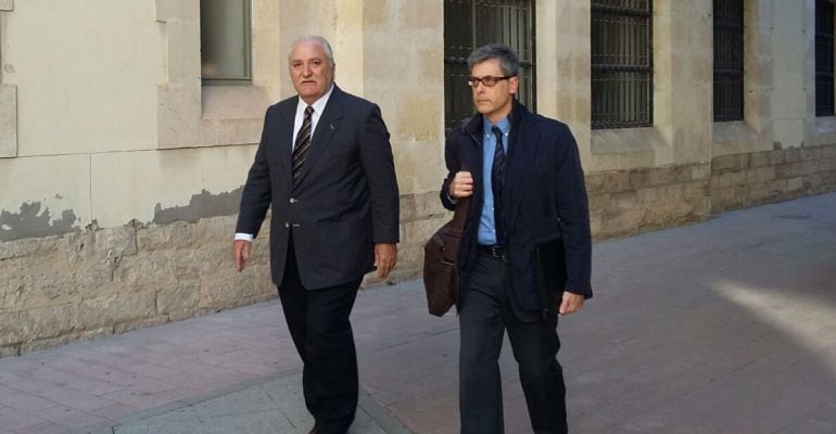 Ricardo Fuster (i) a su llegada a los juzgados de Benalúa