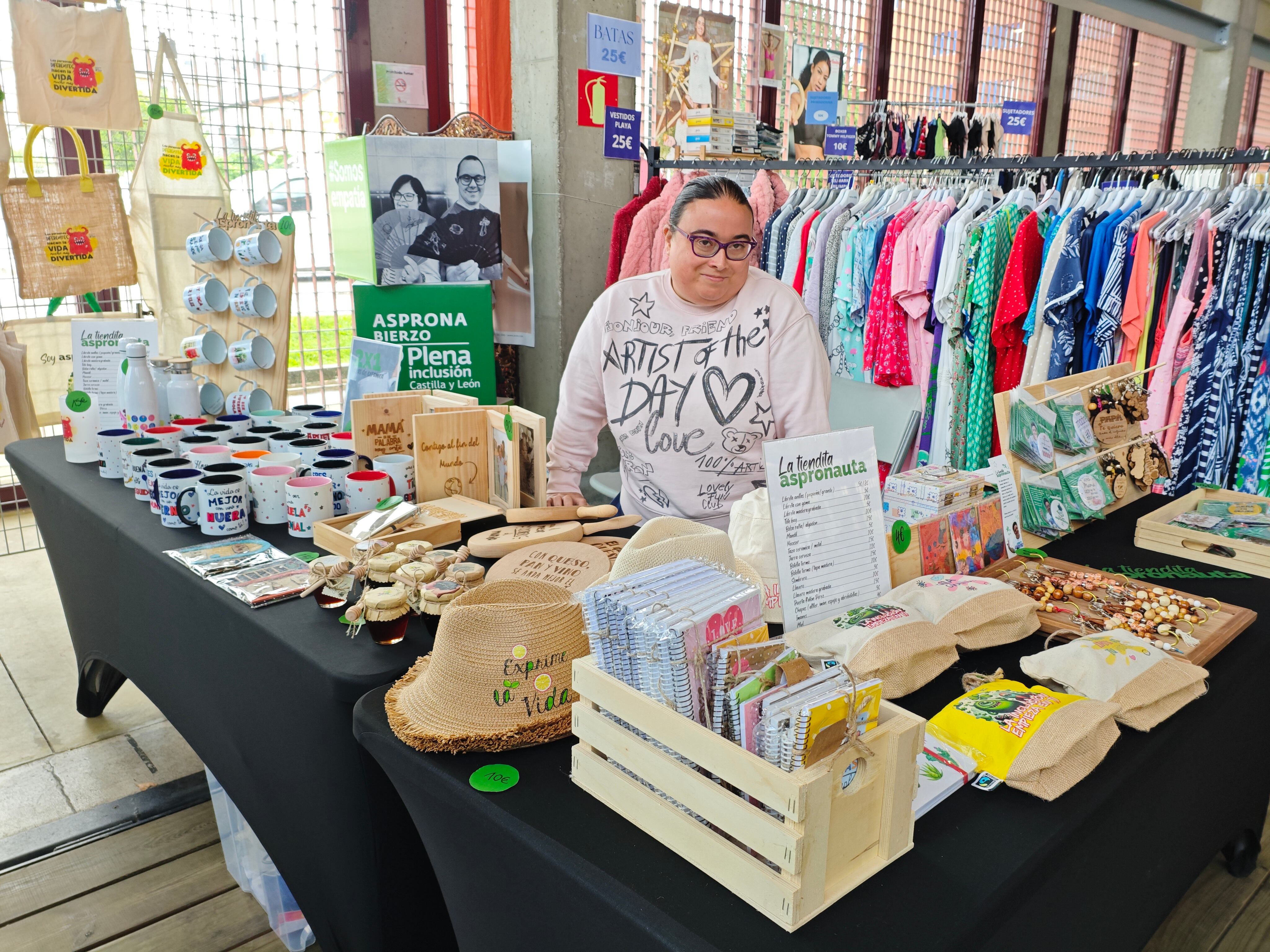 Expositor de Asprona-Bierzo en la Feria de las Rebajas