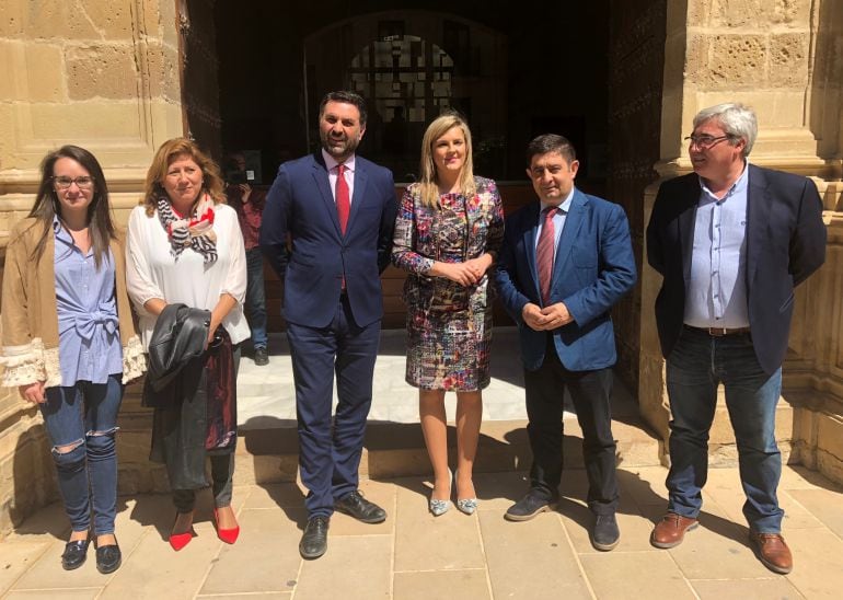 Rocío Poza, Pilar Salazar, Francisco Javier Fernández, Lola Marín, Francisco Reyes y Bartolomé Cruz, en el Ayuntamiento de Baeza