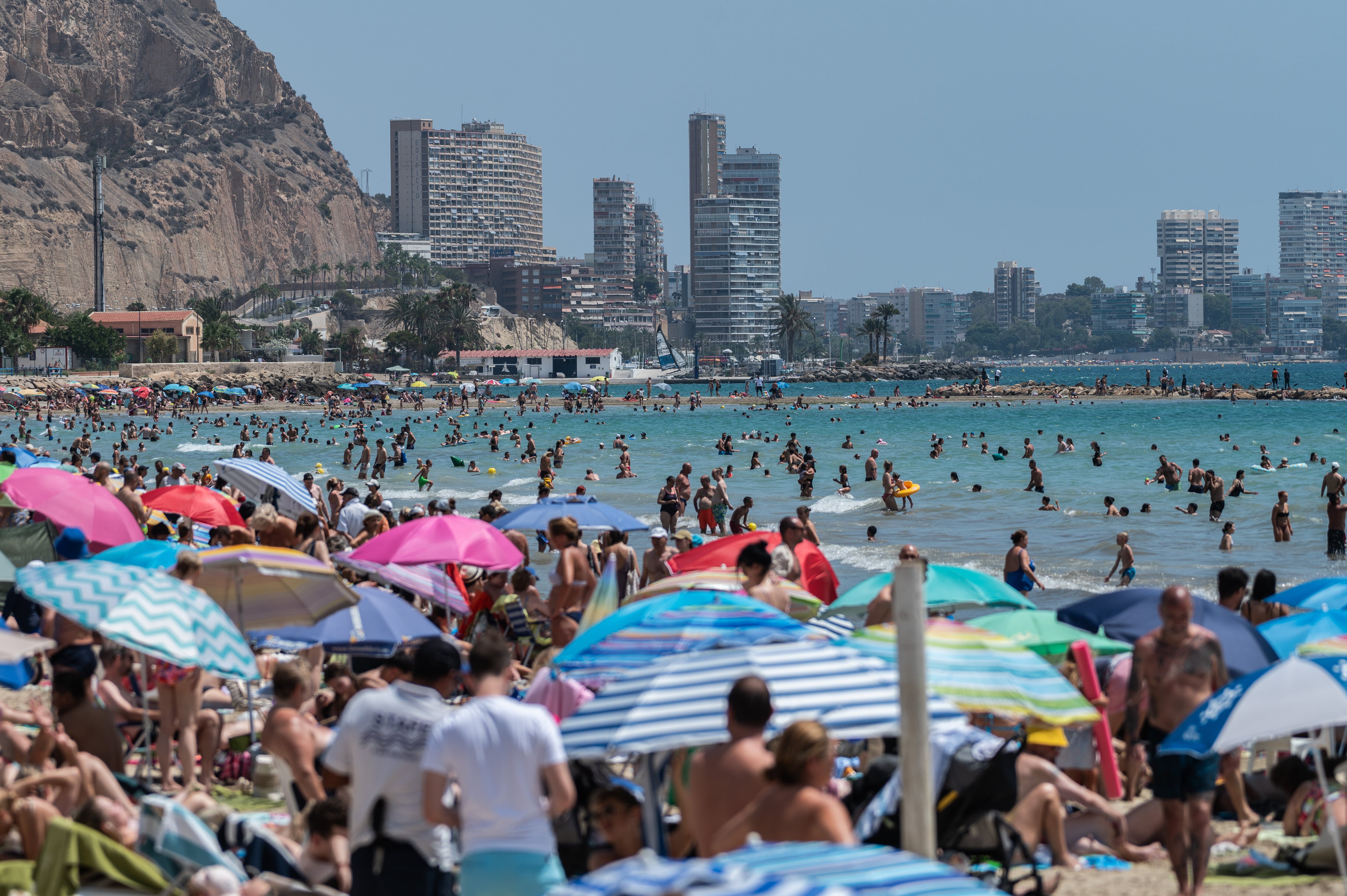 Imagen de archivo de la playa del Postiguet en temporada alta