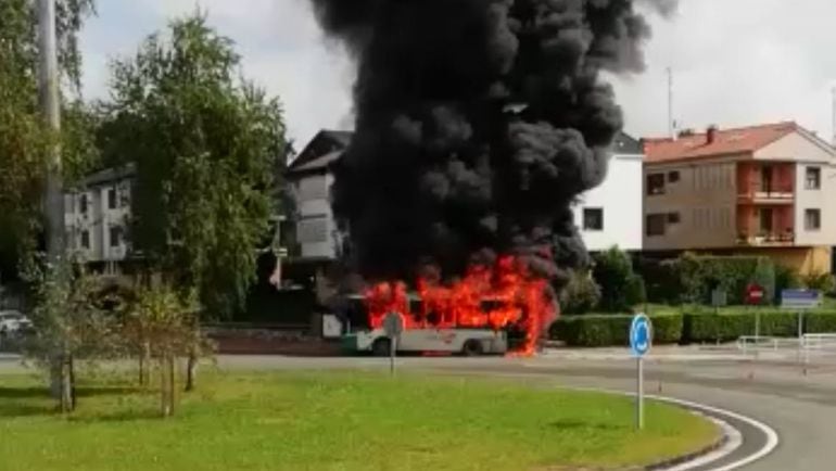 Un autobús que cubría el trayecto entre las localidades guipuzcoanas de Hernani y Usurbil y en el que viajaban una veintena de personas ha quedado calcinado.