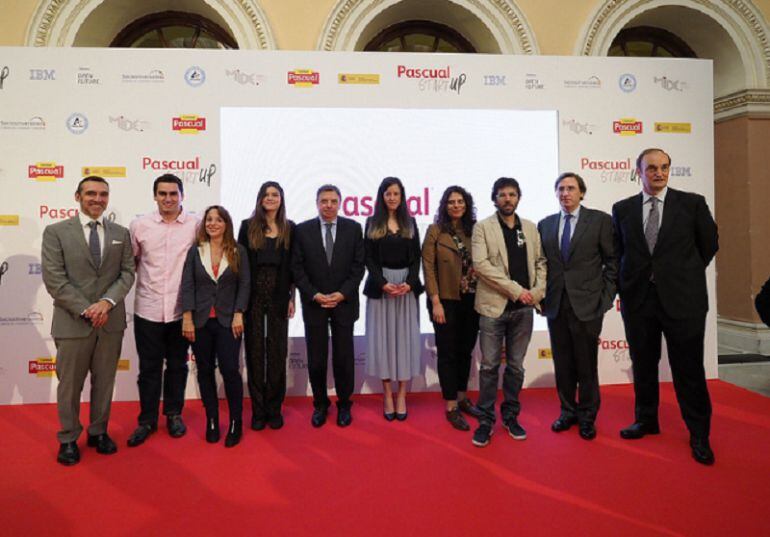 Foto de &#039;familia&#039; de los premiados y la organización con el ministro de Agricultura