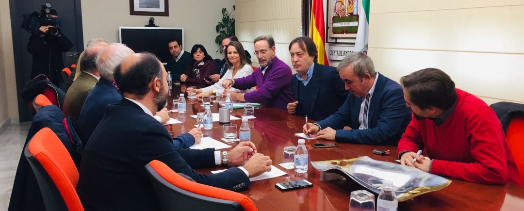 Felipe López, durante una reunión, en Jaén, con alcaldes y colectivos de la provincia