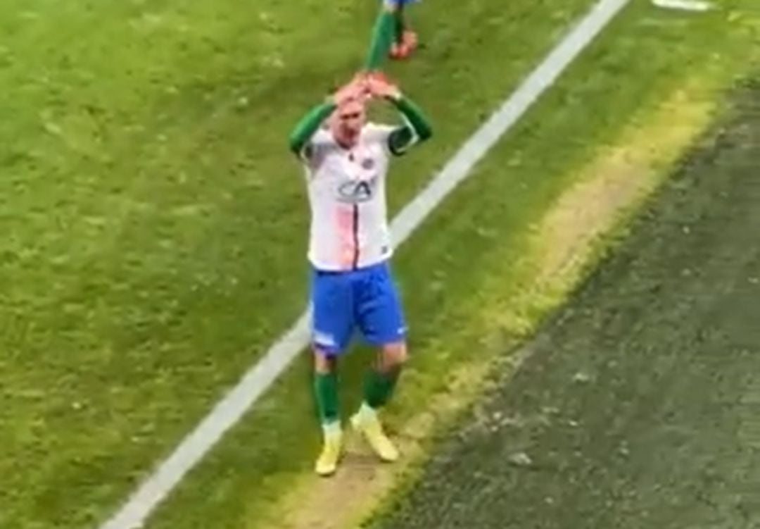 Romain Courtin celebra con la afición rival la eliminación de su equipo