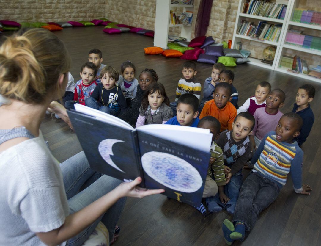 Un grupo de niños atiende en el colegio público Gabriel Vallseca, en Palma de Mallorca. 