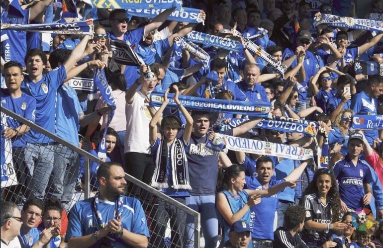 La afición del Real Oviedo en el Anxo Carro.