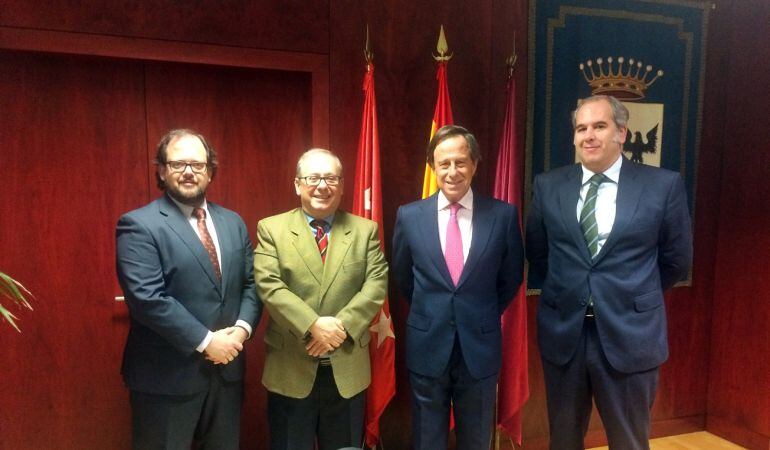 La Asociación de Empresarios de Alcobendas y el Ayuntamiento renuevan su convenio para continuar con el servico de autobuses Interempresas puesto en marcha hace once años