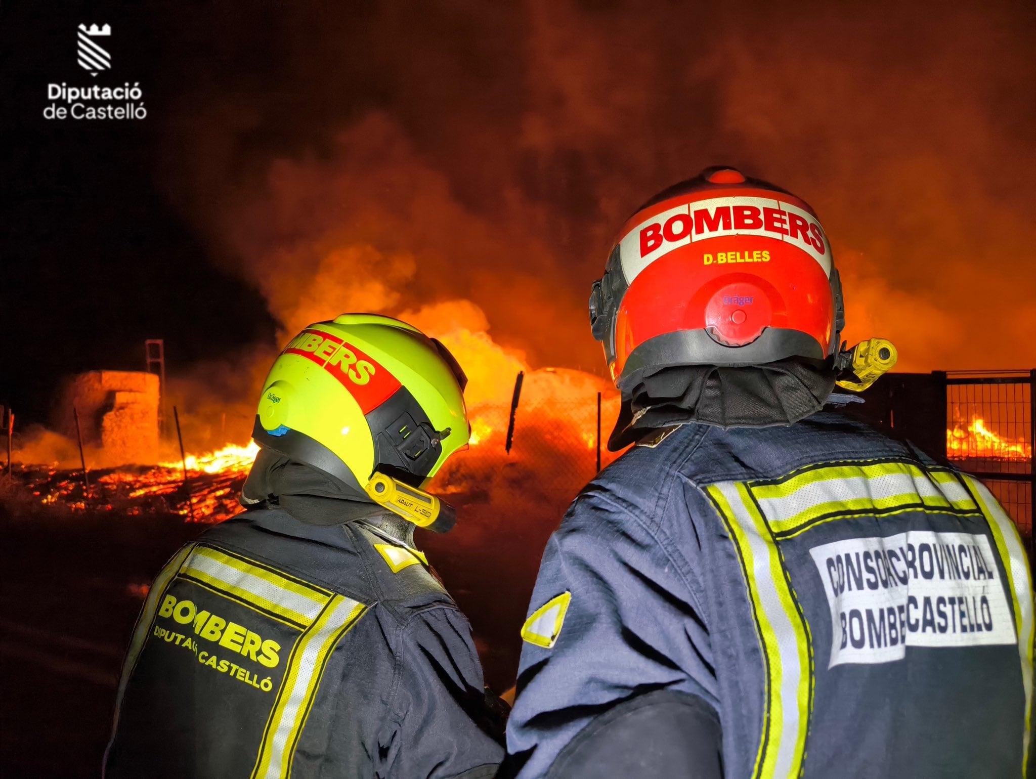 Los Bomberos trabajan en la extinción de un fuego en dos campas de un desguace.