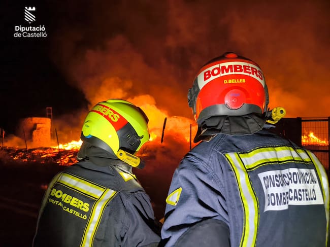 Los Bomberos trabajan en la extinción de un fuego en dos campas de un desguace.