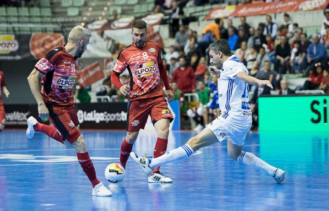 Miguelín y Andresito pugnan el balón