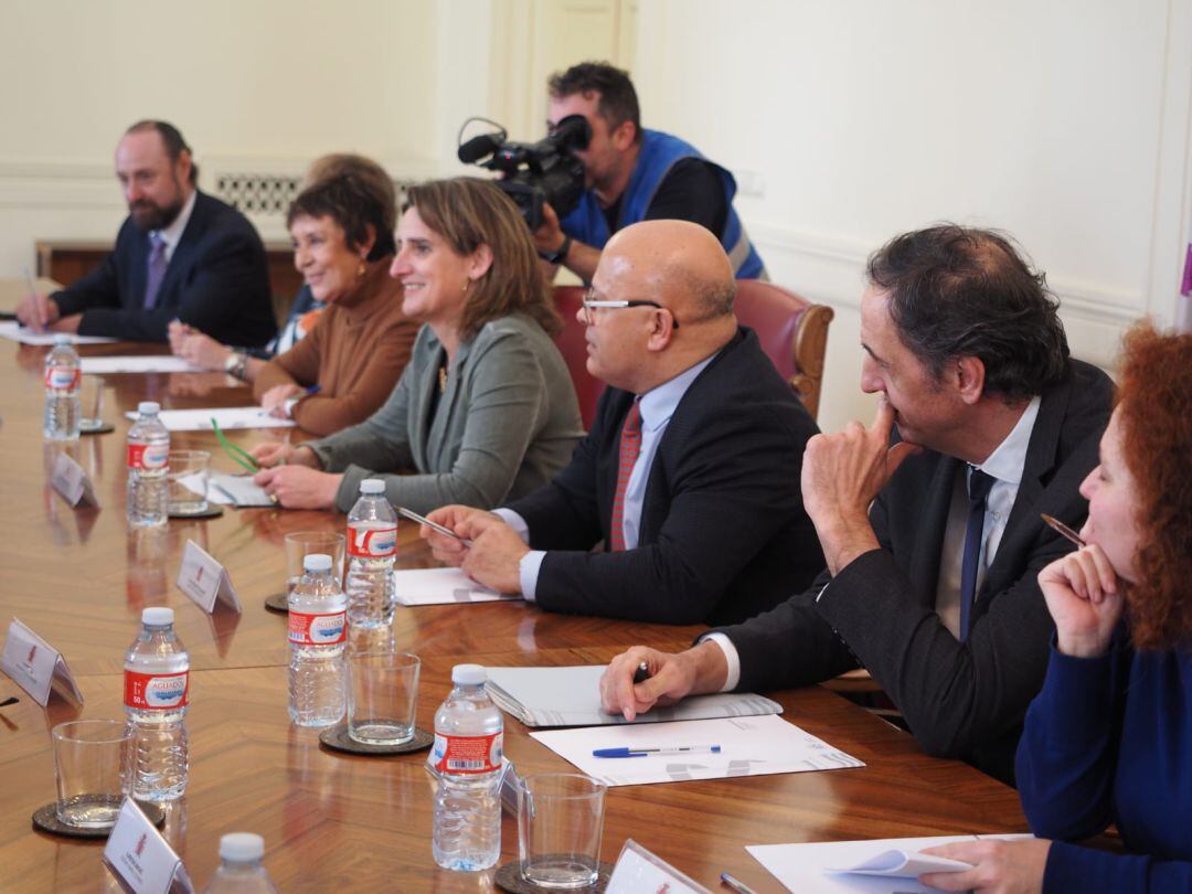 La ministra Teresa Ribera visitó la provincia para reunirse con los sindicatos