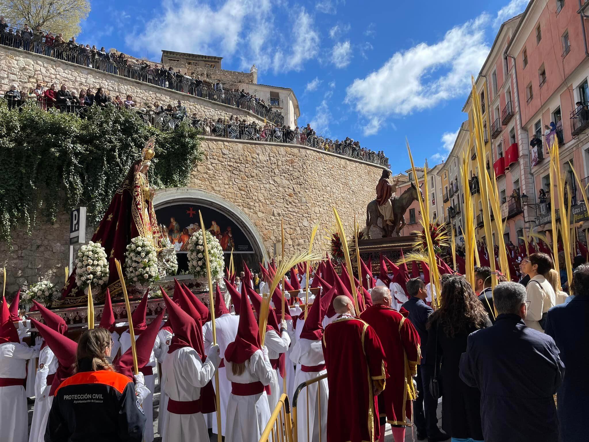 Bendición de palmas y ramos en San Felipe, en Cuenca, durante la procesión del Hosanna.