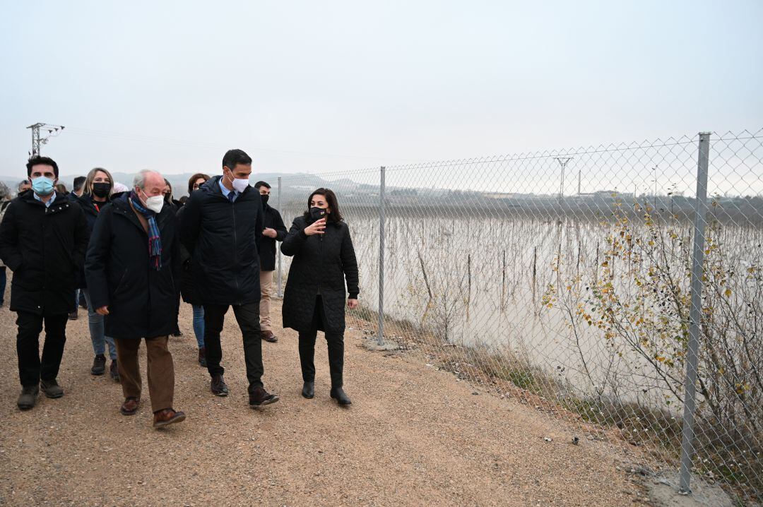 Pedro Sánchez visita los daños de la crecida del Ebro en Alfaro