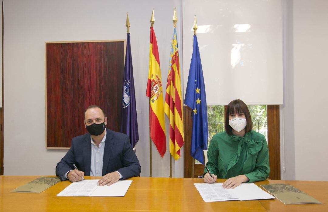Firma del convenio entre el Conseller Rubén Dalmau y la alcaldesa de Gandia Diana Morant