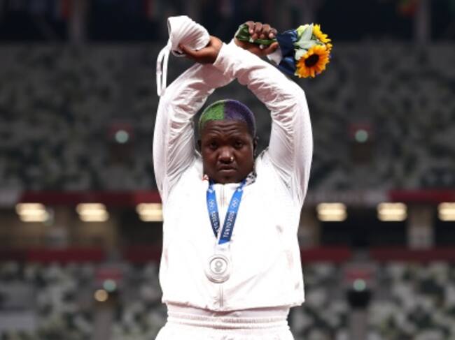 Raven Saunders, atleta estadounidense plata olímpica en peso femenino